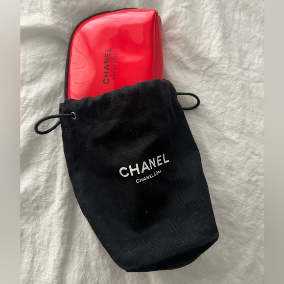 👑✅PRICE FIRM✅👑Red Patent Chanel Small Cosmetic Case & Black Pouch - Picture 3 of 17